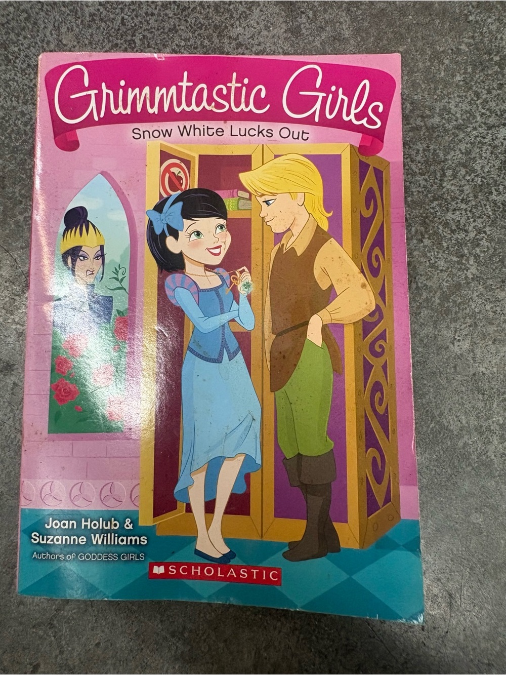 Snow White Lucks Out From The Grimmestic Girls Collection Scholastic Paperback